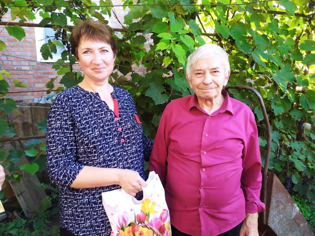 Поздравление пенсионеров х. Кавалерский с Днем пожилого человека. Вручение продуктовых наборов от фермеров.