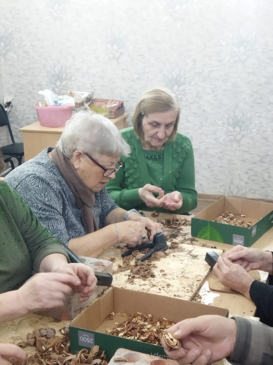 Отряд волонтеров «Золотая пора» активно принимают участие в акции «#СвоихНеБросаем»
