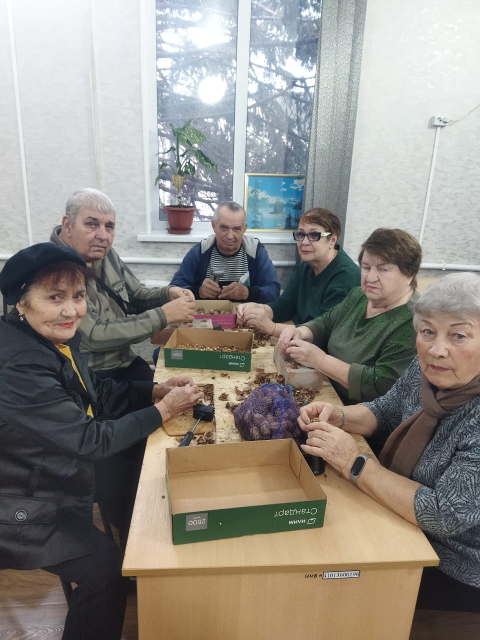 Отряд волонтеров «Золотая пора» активно принимают участие в акции «#СвоихНеБросаем» Отряд волонтеров «Золотая пора» активно принимают участие в акции «#СвоихНеБросаем»