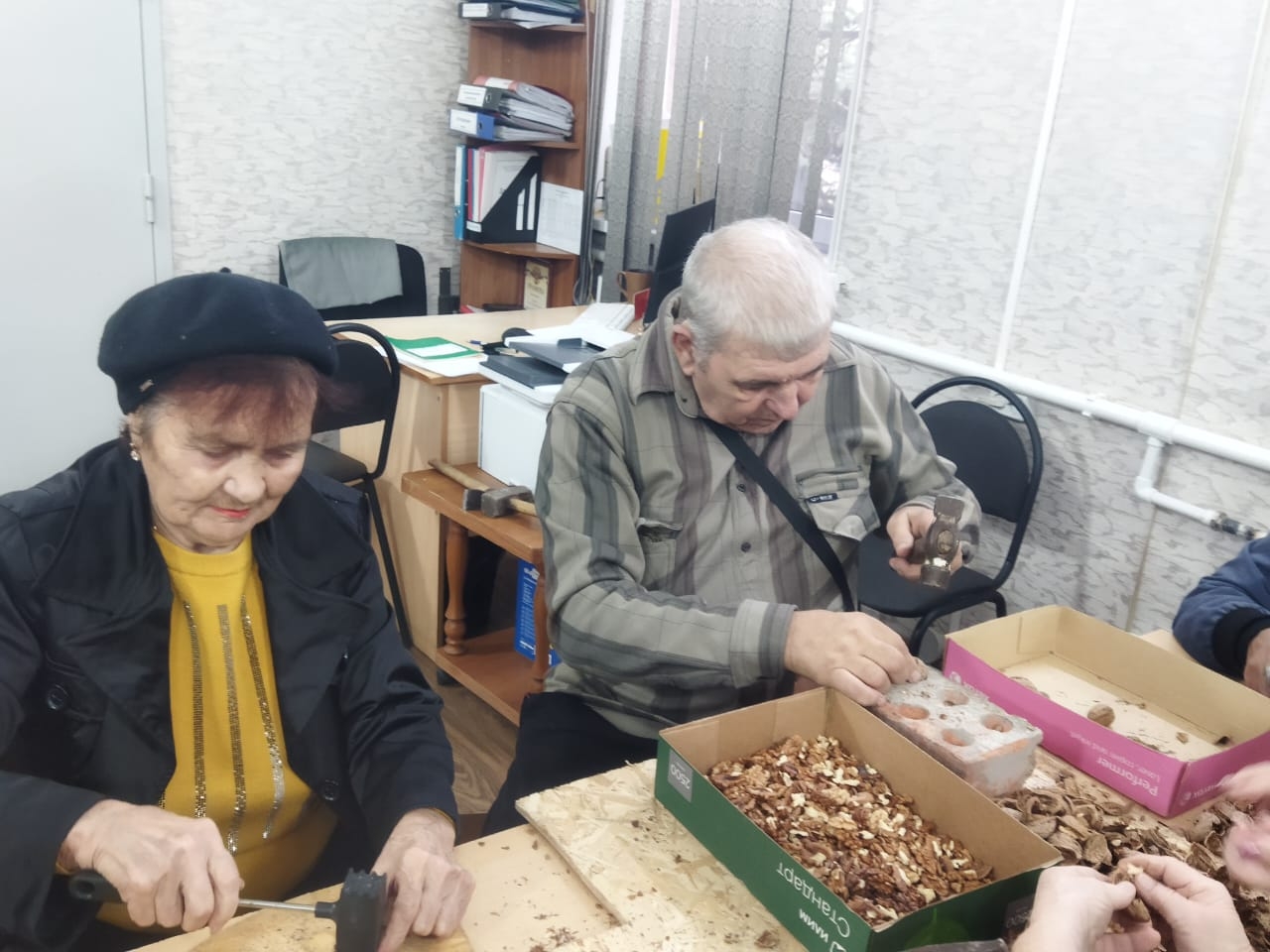 Отряд волонтеров «Золотая пора» активно принимают участие в акции «#СвоихНеБросаем»