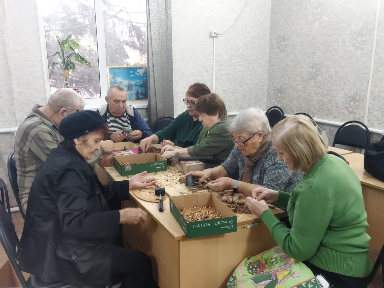 Отряд волонтеров «Золотая пора» активно принимают участие в акции «#СвоихНеБросаем»