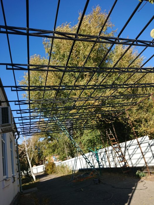 Благоустройство: начаты работы по монтажу навеса в СРО №3