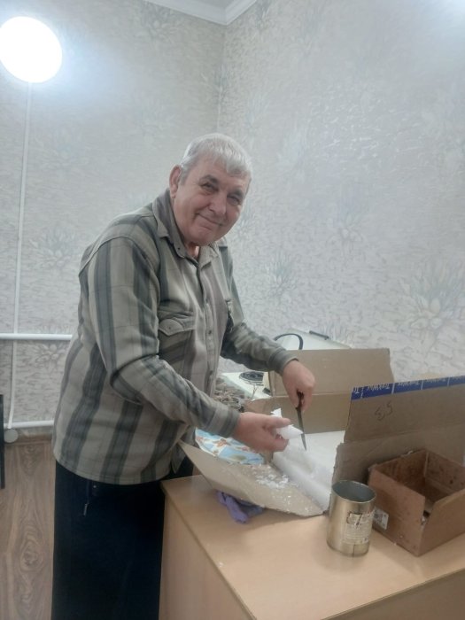 Каждый понедельник отряд волонтёров «Золотая пора» занимается изготовлением окопных свечей для ребят, находящихся в зоне СВО