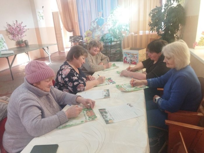 В День рождения Деда Мороза 18.11.2024 г. специалист МБУ ЕР "ЦСОГПВиИ" по социальной работе Патрах О.В. и участники клуба "Рябинушка" написали письмо главному волшебнику