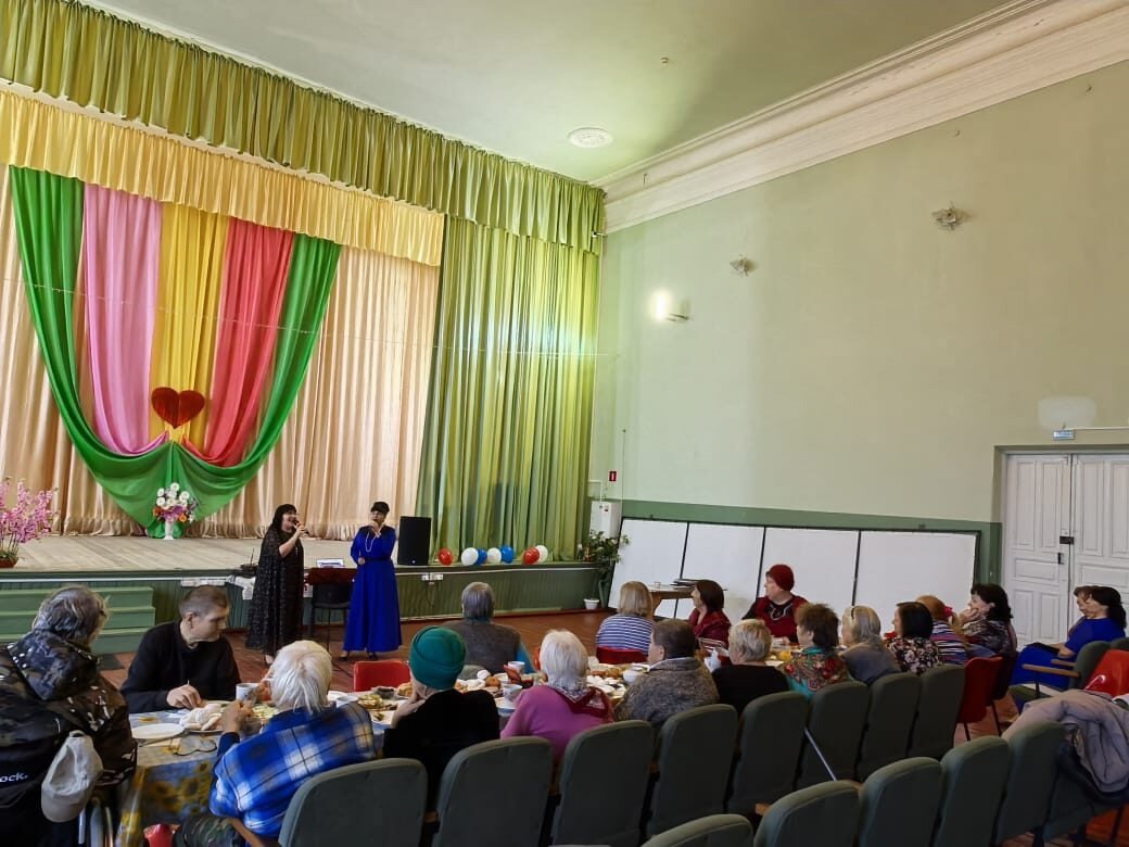 В клубе по интересам "Рябинушка" прошла встреча посвящённая Дню инвалидов и людей с ограниченными возможностями здоровья "Творя добро - мы умножаем души"