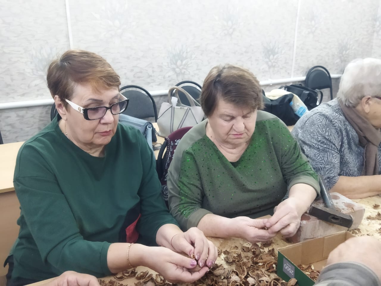 Отряд волонтеров «Золотая пора» активно принимают участие в акции «#СвоихНеБросаем»